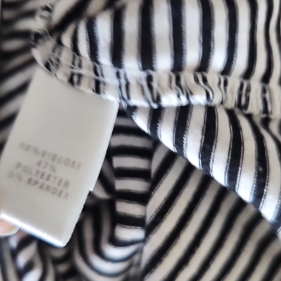 ST JOHN Women's Ruffle V Neck Sleeveless Striped Black White Stretch Top Size M - Picture 10 of 10